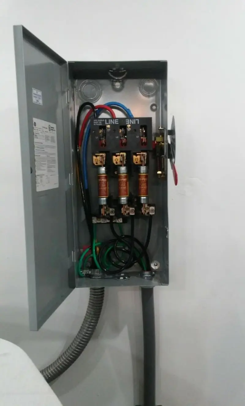 Three-phase disconnect switch installed for Smoke Detector Installation in Hogansville